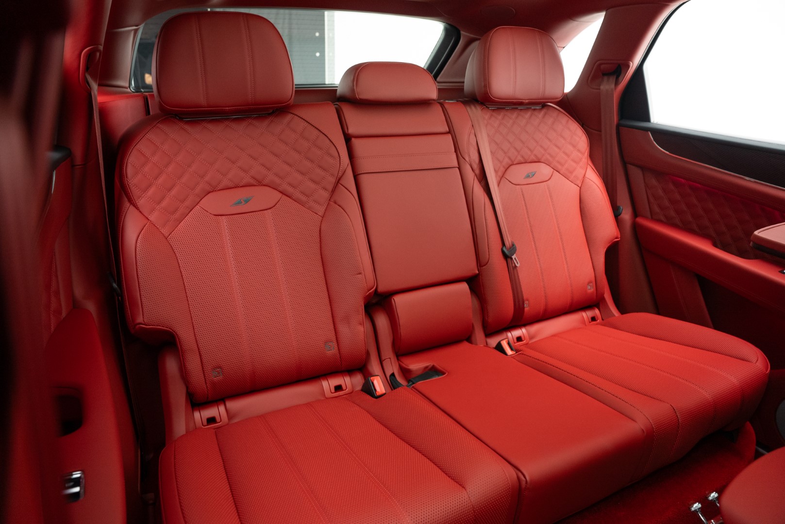 2023 BENTLEY BENTAYGA S | HIGH SPEC | DIAMOND QUILT LEATHER | REAR ENTERTAINMENT | CARBON INTERIORS